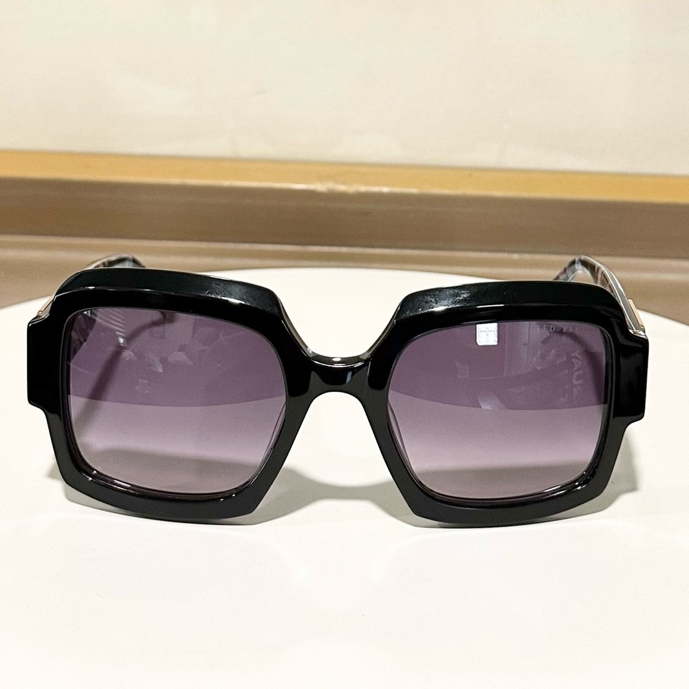 🌸TED BAKER🌸 Black Purple Gradient Square Sunglasses - Picture 1 of 12